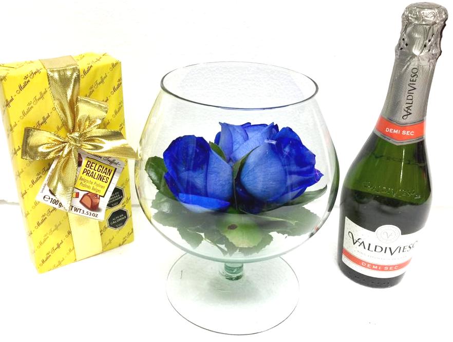 Copa con 3 Rosas Azules, Champagne 350cc y Bombones Maitre Truffot 100grs